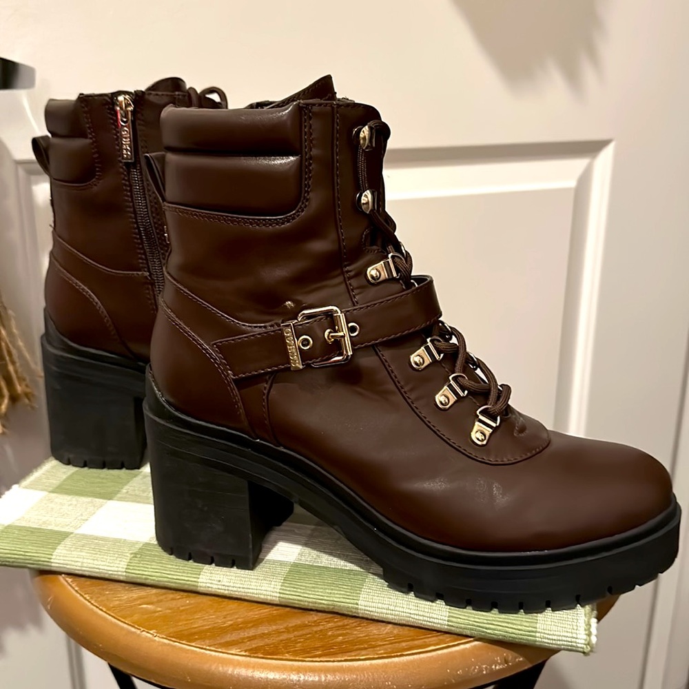 GUESS CANALY Combat/Moto Ankle Booties w/Lug Platform Sole in Dark Brown, EUC